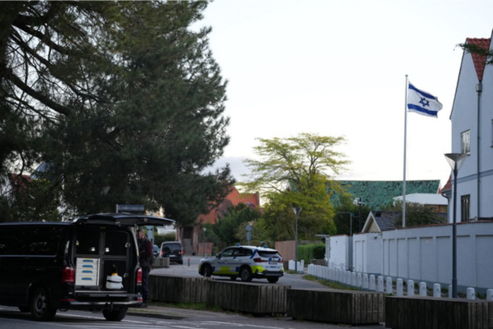 Policiais so vistos protegendo uma rea perto da embaixada de Israel em Copenhague (Crdito: EMIL HELMS / RITZAU SCANPIX / AFP)