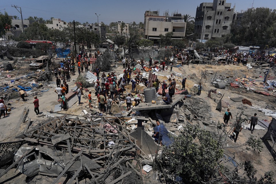 Palestinos olham para os destroos de tendas destrudas e mudam estruturas habitacionais aps um ataque militar israelense ao campo de al-Mawasi para pessoas deslocadas internamente (Foto: Bashar TALEB / AFP)