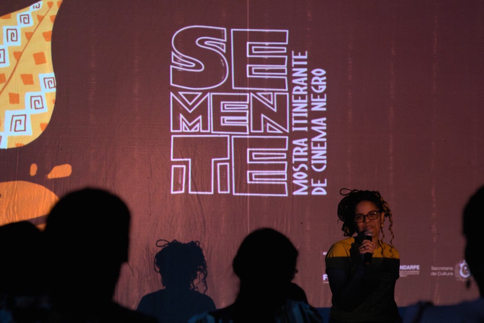 Bruna Tavares apresentando ao pblico os filmes do dia durante as exibies pblicas (Foto: William Tavares)