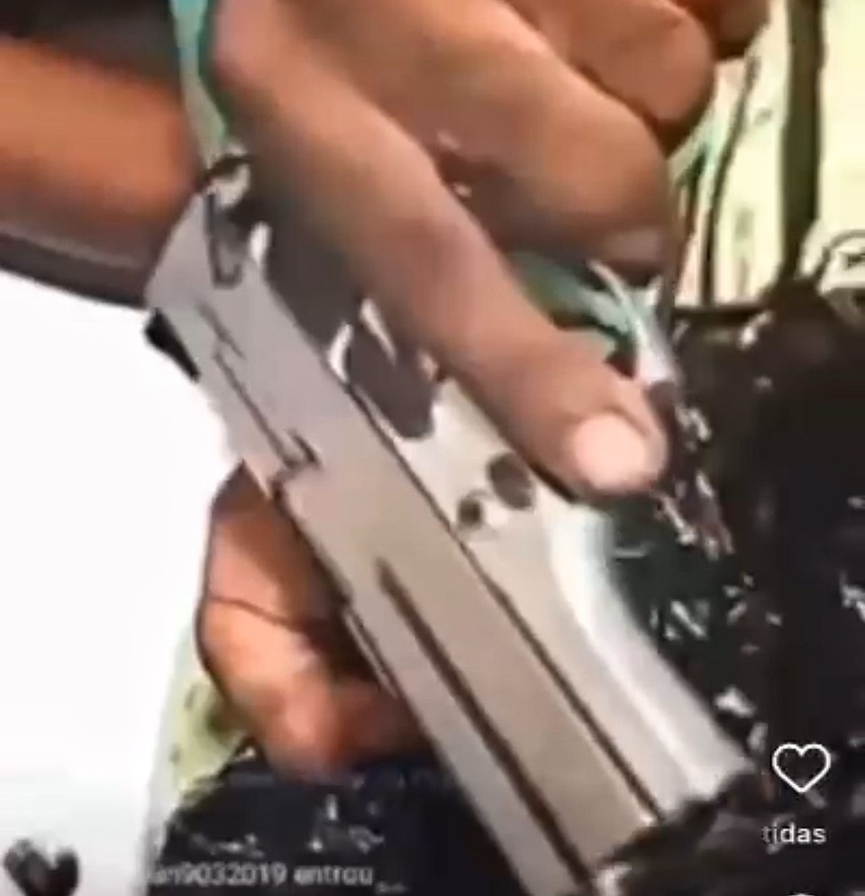 Pistola inox  apresentada na live  (Foto: reprdouo/ Redes Sociais )