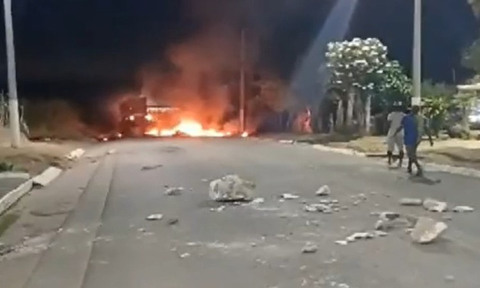 Segundo moradores, o protesto comeou aps a morte de um morador durante uma perseguio policial, que gerou revolta entre os moradores da rea (Foto: Reproduo/Redes Sociais)