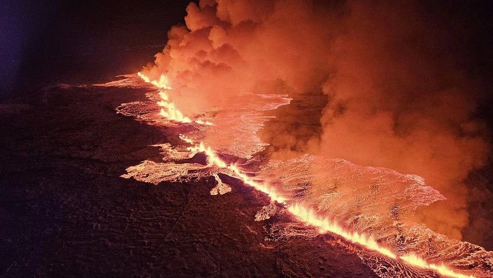 Atividade vulcnica tomou conta da pennsula de Reykjanes (foto: Icelandic Department of Civil Protection and Emergency Management / HANDOUT / AFP)