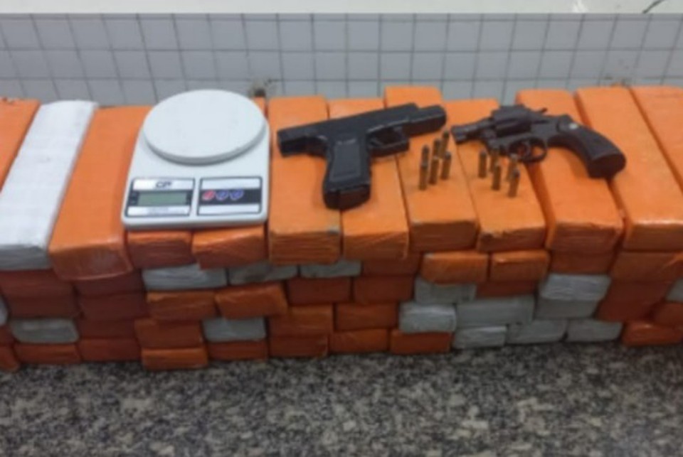 Aps a abordagem dos policiais, o jovem foi identificado como menor de idade e com ele foi encontrado um simulacro de arma de fogo e uma quantidade de entorpecentes (Foto: Divulgao/PMPE)