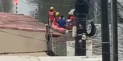 Chuva no Recife: famlia que estava ilhada em rea alagada  resgatada de bote pelos bombeiros (Foto: Redes Sociais )