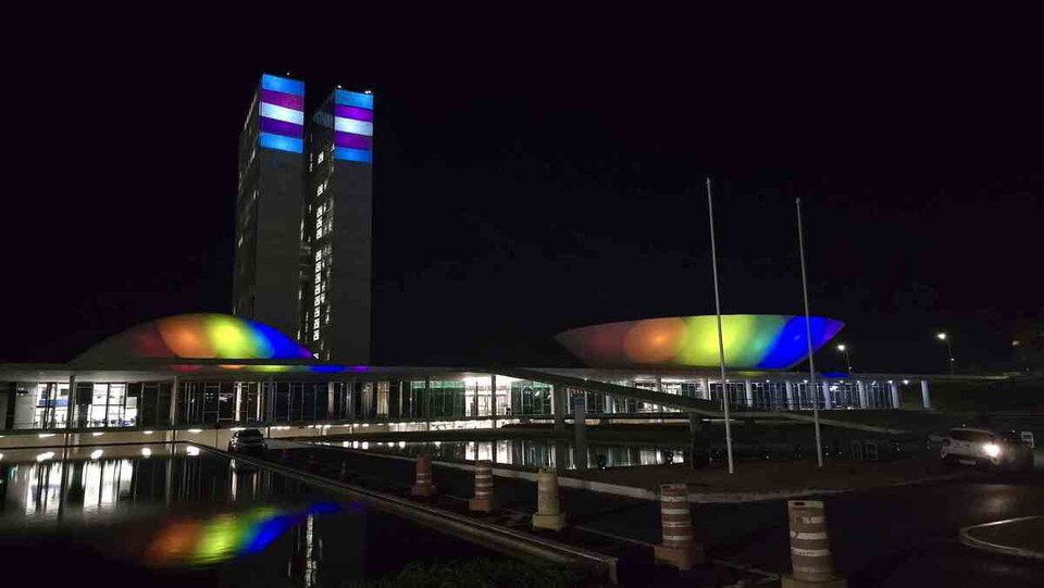 
Congresso Nacional iluminado no Dia Internacional contra a LGBTFobia (foto: Reproduo/X )