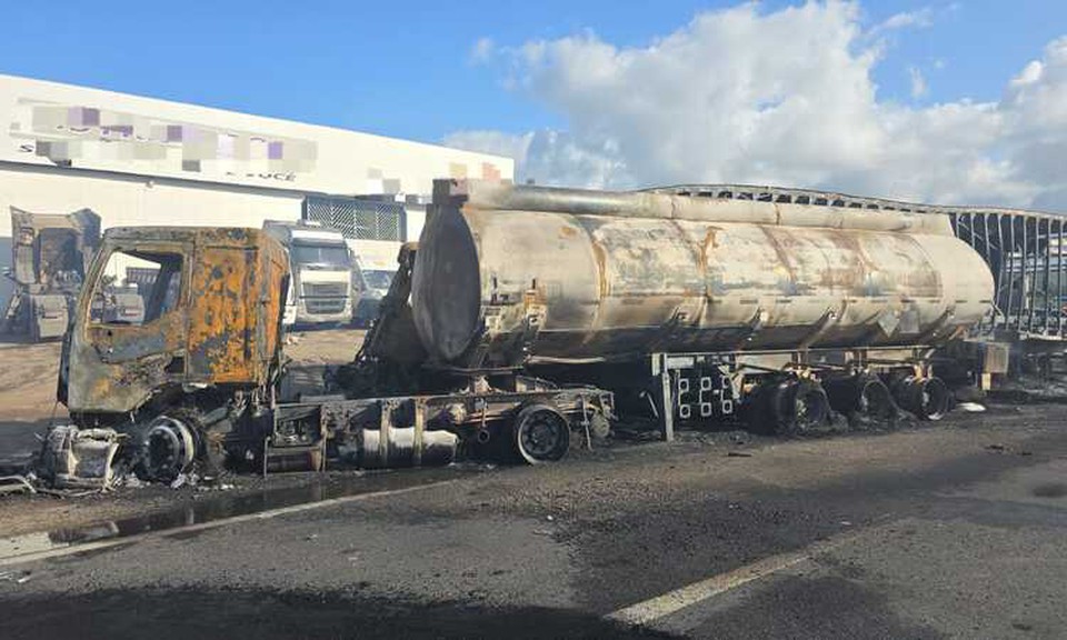 Foi uma batida lateral entre um caminho tanque e um caminho ba. Na sequncia, os veculos pegaram fogo (Foto: Divulgao/PRF)