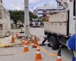 Caminho arrasta fios de postes e deixa bairro da Vrzea sem energia por horas (Foto: Reproduo/instagram)