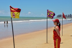 Os rgos recomendam que os banhistas fiquem atentos s sinalizaes das praias, s condies do mar, dos ventos, dos horrios mais adequados para tomar banho e s instrues dos salva-vidas