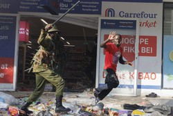 Sobe para 23 o nmero de mortos nos protestos no Qunia (Foto: SIMON MAINA / AFP
)