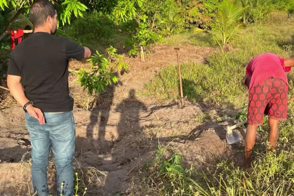 Policiais foram ao local onde jovem tinha sido enterrada  (Foto: Reproduo/Redes Sociais )