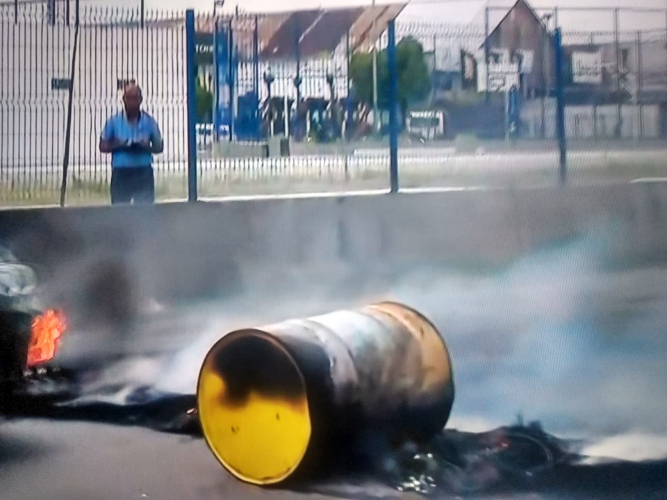 Objetos foram queimados na pista durante protesto  (Foto: Reproduo)