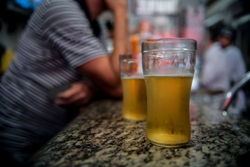 
Com a justificativa de manter a ordem nesta data, alguns governos estaduais probem a venda e consumo de bebidas alcolicas (Foto: Marcelo Camargo/Arquivo Agncia Brasil)