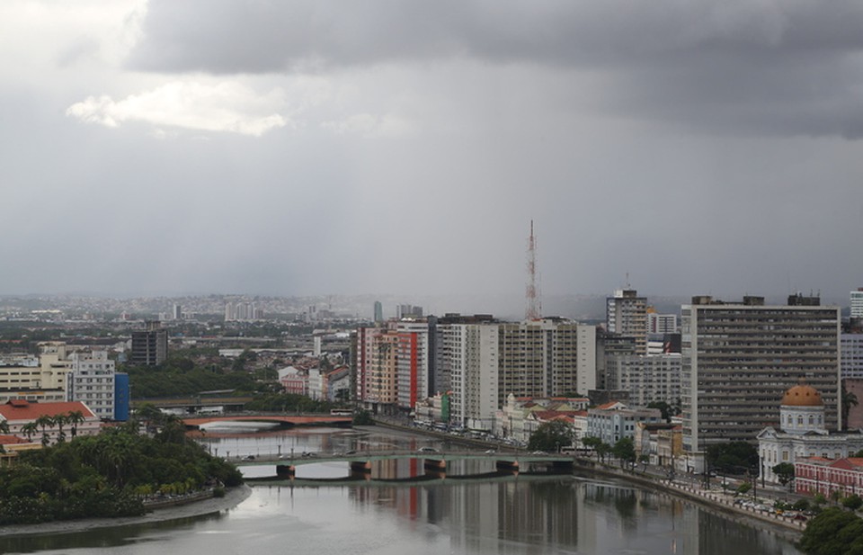 A preiviso do tempo segundo o InMet  de presena de muitas nuvens com possibilidade de chuvas  (Foto: Hesiodo Ges/Arquivo DP)