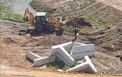 Centenas de peixes so enterrados em cratera por funcionrios de obras no Canal do Fragoso, em Olinda (Foto: Reproduo/Whatsapp)