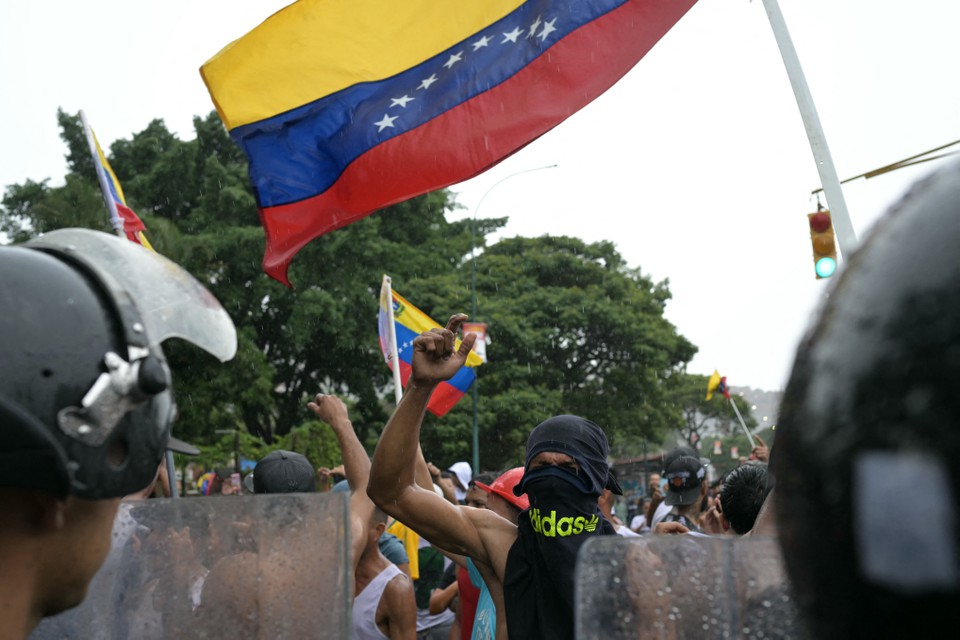 Manifestantes levavam bandeiras, panelas e instrumentos de percusso para acompanhar os gritos de protesto (foto: YURI CORTEZ / AFP)