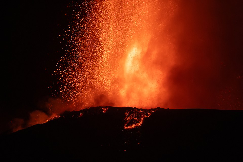 Cinzas do vulco Etna invadiram o espao areo (foto: Giuseppe distefano / AFP)