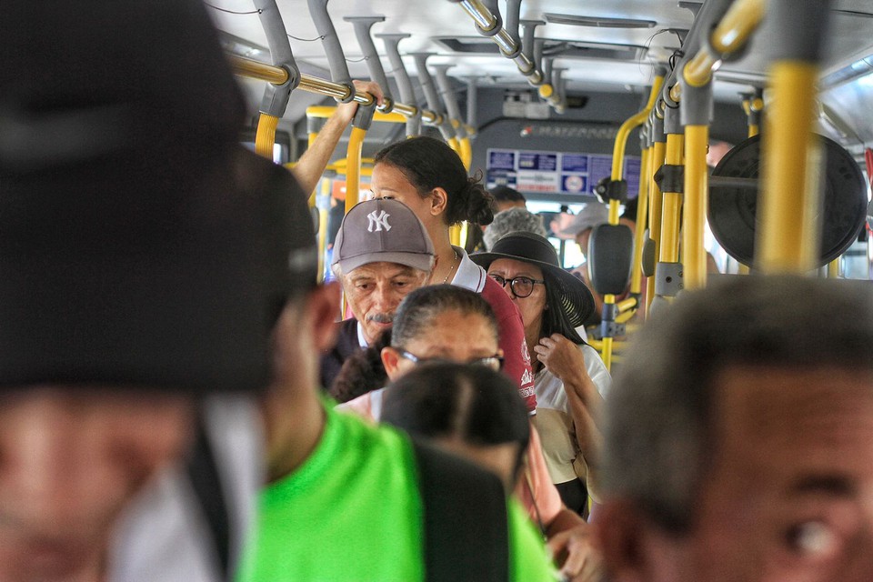 O Diario ouviu os usurios do Transporte Pblico que reclamam da ausncia de coletivos refrigerados no Grande Recife  (Rmulo Chico/DP)