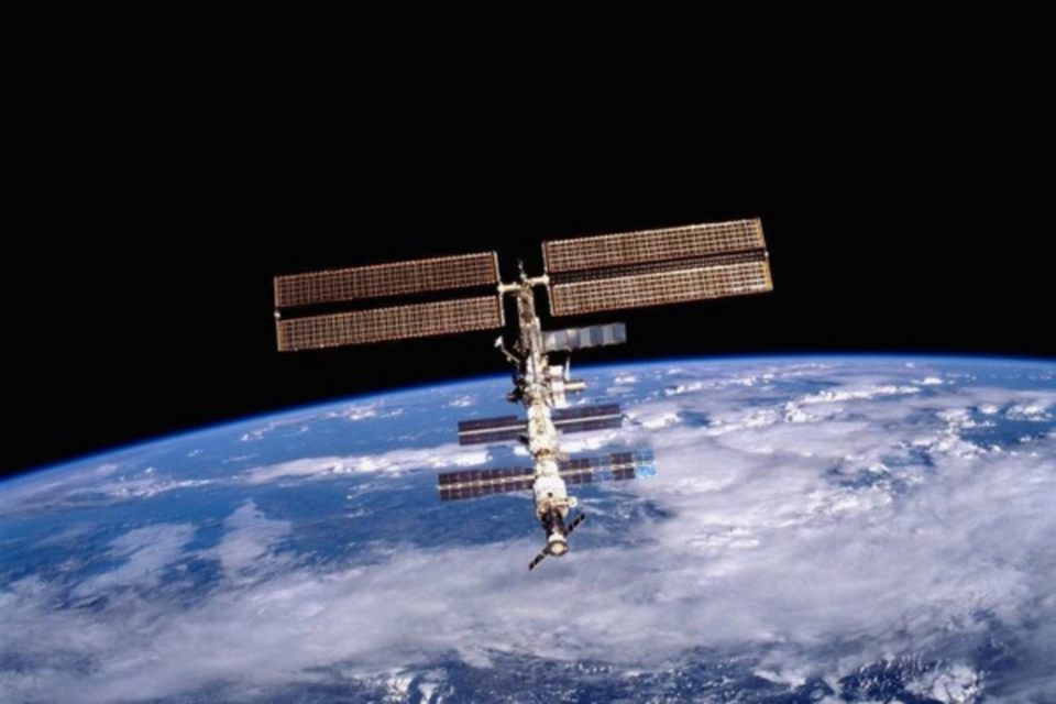 Imagem de 2001 da ISS tirada por um dos integrantes da tripulao: em 2006, a angulao da Estao Espacial mudou em relao  Terra 
 (Crdito: Nasa)