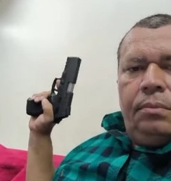 Vice-prefeito de Catende, Antnio do Egito, aparece em vdeo disparando arma de fogo contra parede de sua prpria casa