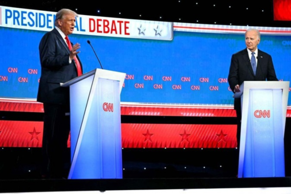 Joe Biden (D) e Donald Trump (E) travam duelo nos estdios da emissora CNN, em Atlanta: economia e imigrao no primeiro bloco do debate  (Crdito: Andrew Caballero Reynolds/AFP)