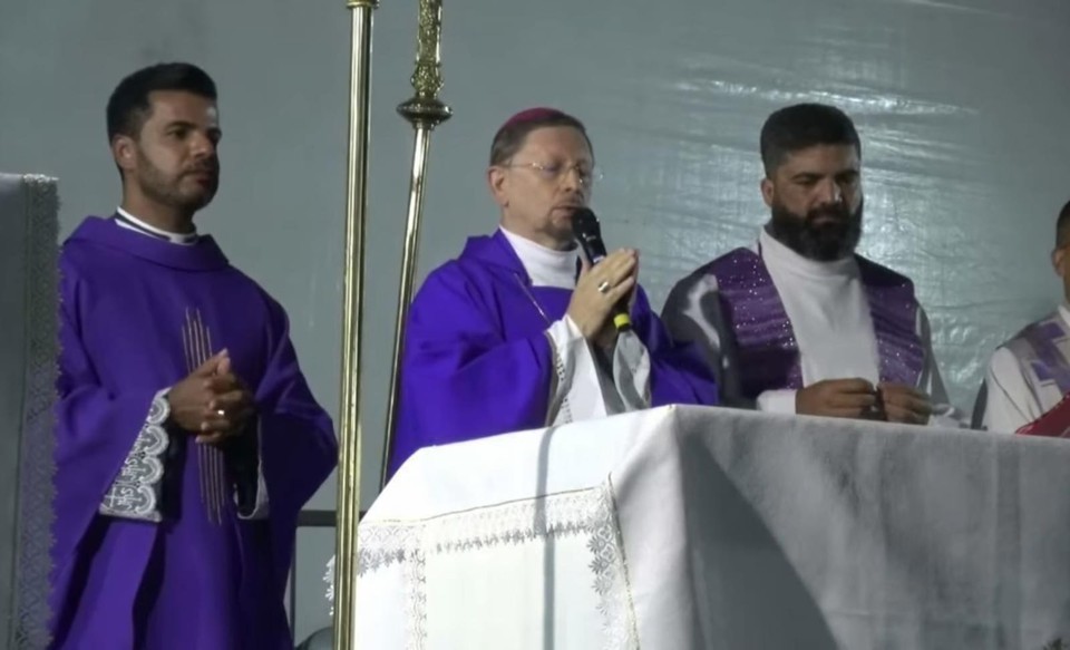 A celebrao religiosa teve incio s 19h30 e foi presidida pelo bispo emrito da Arquidiocese de Vitria da Conquista (BA), dom Lus Gonzaga Silva Pepeu (Foto: Reproduo/YouTube)