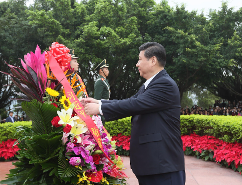 Xi Jinping coloca uma cesta de flores em frente  esttua de bronze de Deng Xiaoping no Parque Lianhuashan em Shenzhen, Provncia de Guangdong, no sul da China, em dezembro de 2012 (Foto: Xinhua/Lan Hongguang)