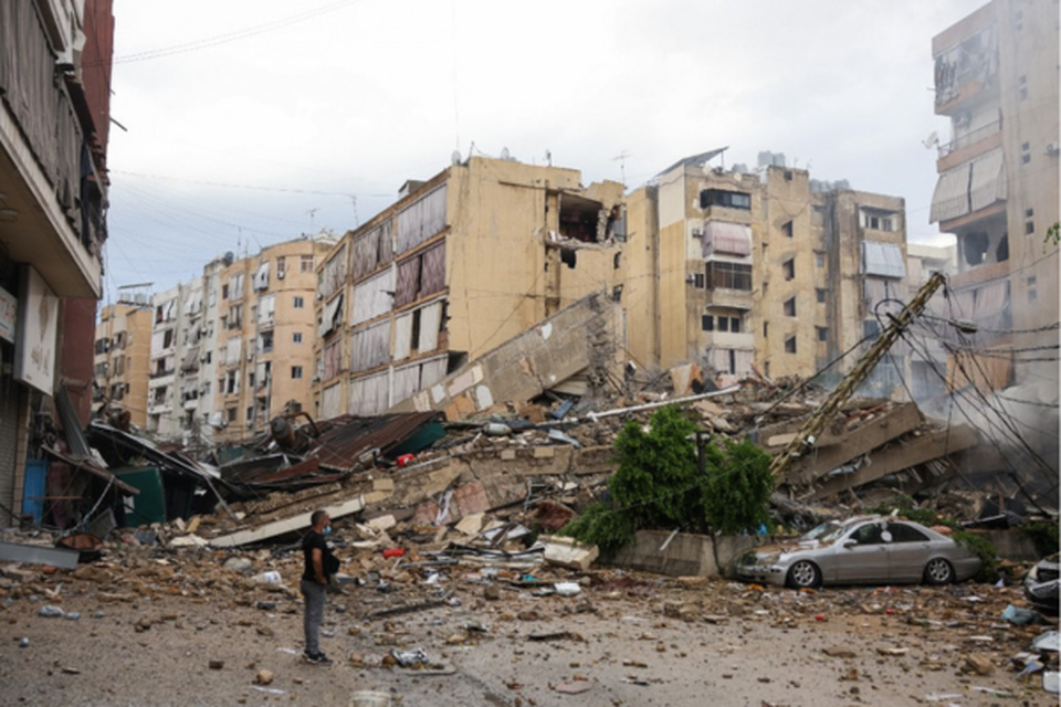 Um homem observa a destruio no local de um ataque areo israelense noturno no bairro de Bir el-Abed, nos subrbios ao sul de Beirute (Crdito: ANWAR AMRO / AFP)