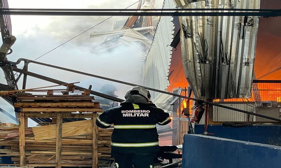 O Corpo de Bombeiros Militar de Pernambuco foi acionado por volta das 4h25 e enviou oito viaturas ao local (Foto: Divulgao/CBMPE)