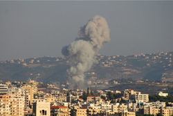 Ondas de fumaa aps um ataque areo israelense que teve como alvo a vila de Abbasiyeh, no sul do Lbano