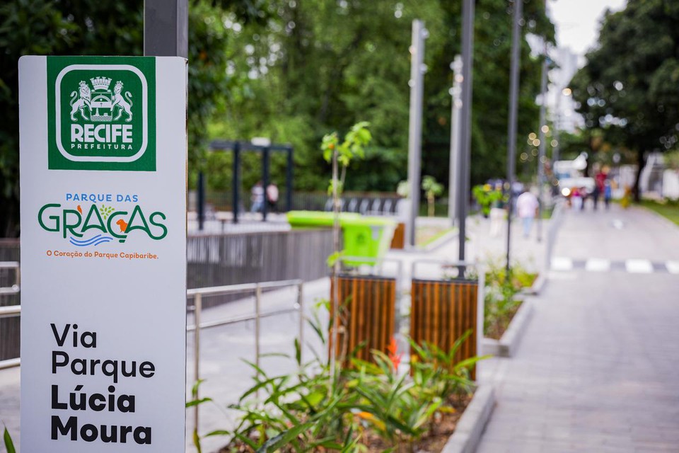 O novo espao possui per flutuante, mirantes, passeio pblico, rea para piquenique, bicicletrio, mobilirio urbano e nova iluminao (Foto: Edson Holanda/ Prefeitura do Recife )