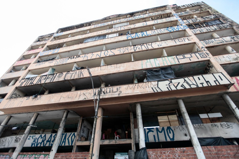 O prédio onde funcionava o INSS foi ocupado por moradores em situação de rua em 2021, durante a pandemia (Foto: Arnaldo Sete/Aquivo DP Foto)