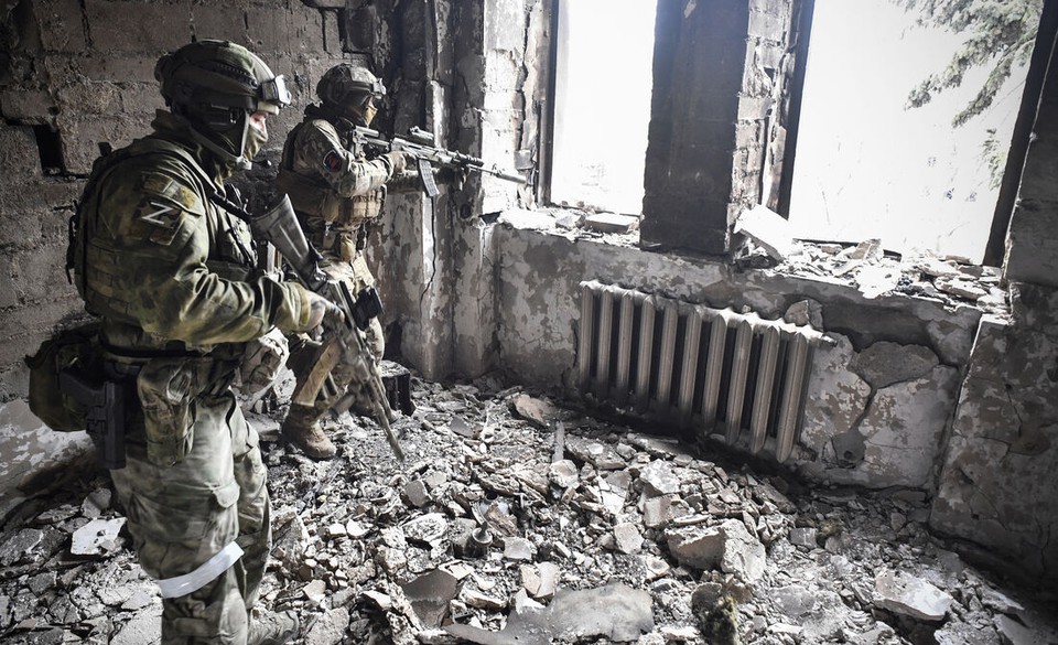 Foras russas assumiram o controle total de Avdiivka (foto: Alexander Nemenov / AFP)