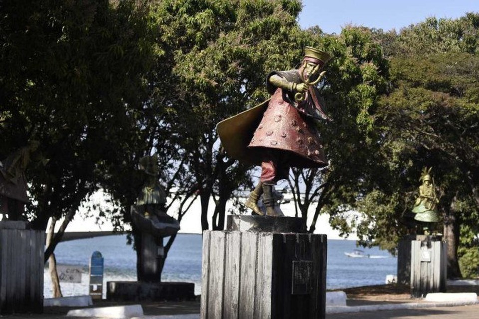 
As esttuas da Praa dos Orixs, espao dedicado  cultura afro, so alvo constante de vandalismo (foto: Minervino Jnior/CB)