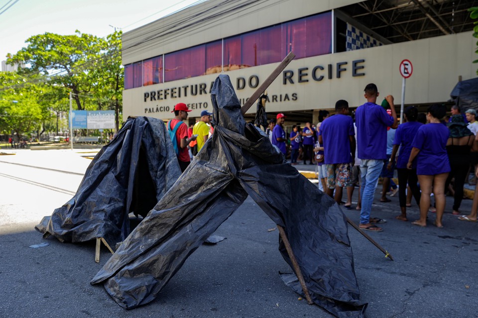 Sem-teto protestaram na frente da prefeitura  (Foto: Rafael Vieira/DP)