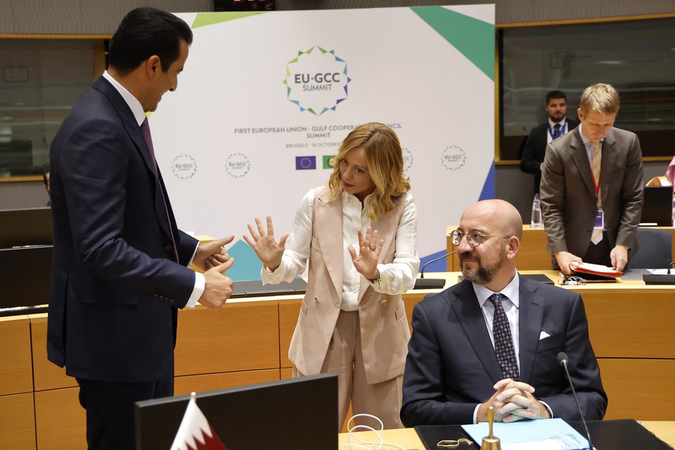 Primeira-ministra da Itlia, Giorgia Meloni, gesticula ao lado do emir do Qatar, Sheikh Tamim bin Hamad al-Thani e do presidente do Conselho Europeu, Charles Michel, na Cpula da UE e pases do Golfo (Foto: LUDOVIC MARIN / AFP
)