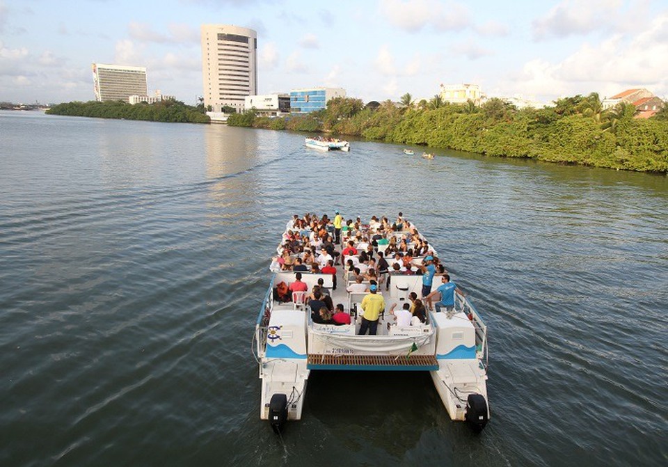 No sbado (15) ocorre o tradicional passeio de catamar com o tema Recife e Suas Pontes. (Foto: Nando Chiappetta/Arquivo DP)