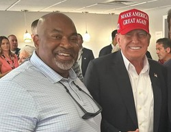 Mark Robinson ( esq.) e Donald Trump ( dir.)