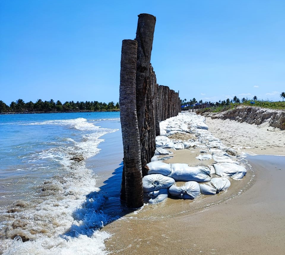 O muro foi construdo na faixa de areia do Pontal de Maracape, em Ipojuca, no Grande Recife  (Foto: Divulgao)