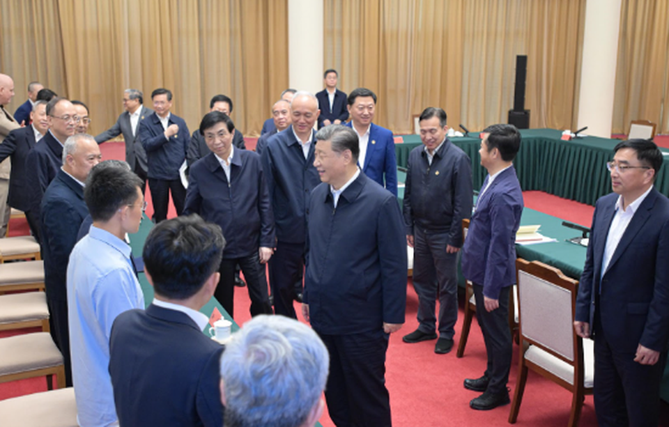 Xi Jinping se comunica com representantes de empresas e do meio acadmico que participam de um simpsio em Jinan, Provncia de Shandong, leste da China, em 23 de maio de 2024 (Foto: Xinhua/Li Tao)