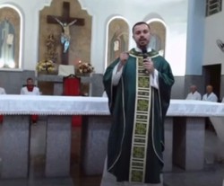 Vdeo mostra padre dizendo que mulher estava soltando beijos para ele durante missa: peo que respeite a vocao que Deus confiou a mim (Foto: Redes Sociais )