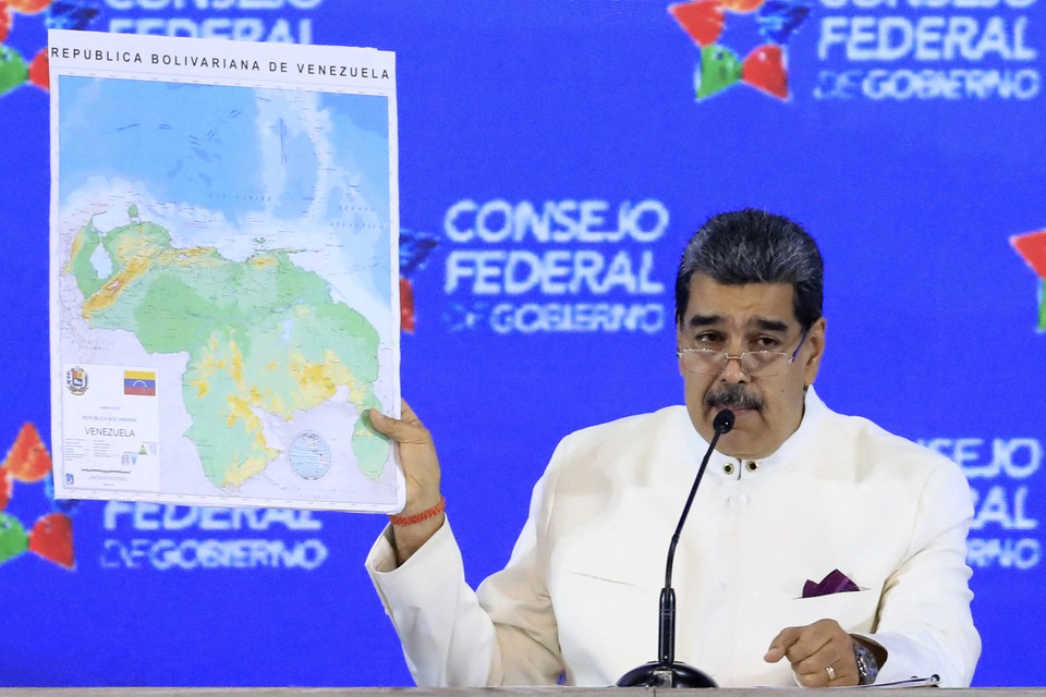 Ditador da Venezuela, Nicols Maduro, mostrando um mapa da Venezuela com parte do territrio da Guiana (Crdito: ZURIMAR CAMPOS / VENEZUELAN PRESIDENCY / AFP)