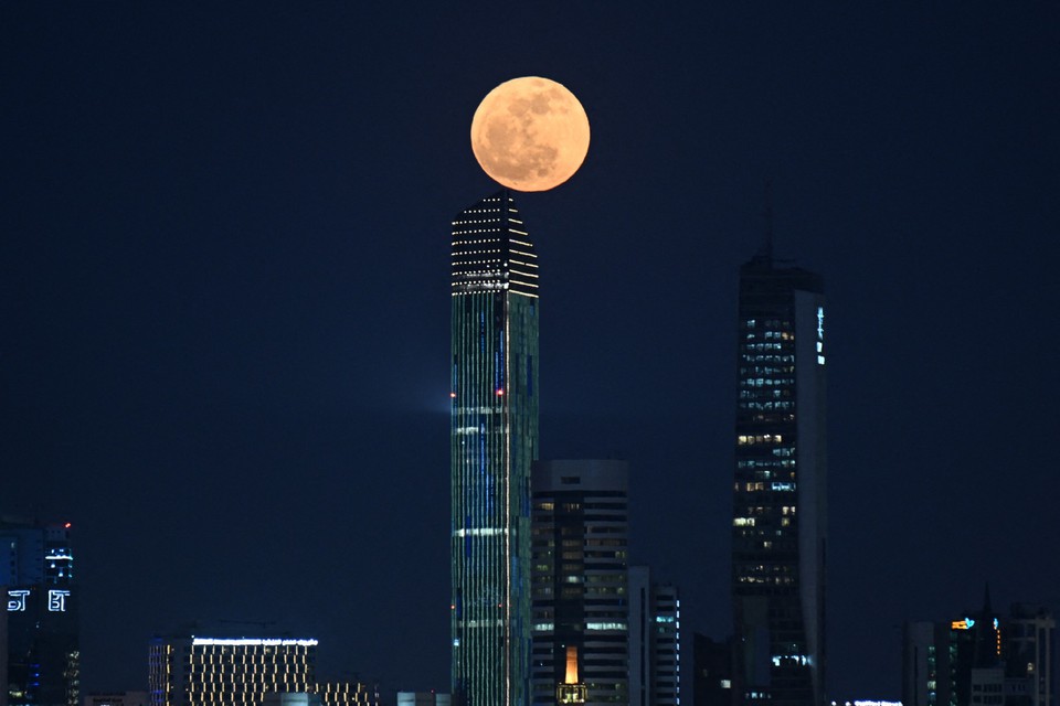 Lua cheia na cidade do Cidade do Kuwait nesta quinta (23) (Foto: YASSER AL-ZAYYAT / AFP
)
