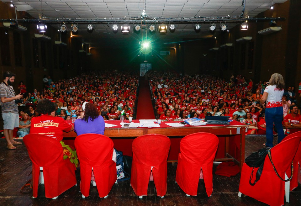 A assembleia geral da categoria aconteceu na manh desta quarta (3), no auditrio do Teatro da Boa Vista, na rea Central do Recife  (Foto: Marina Torres/DP )