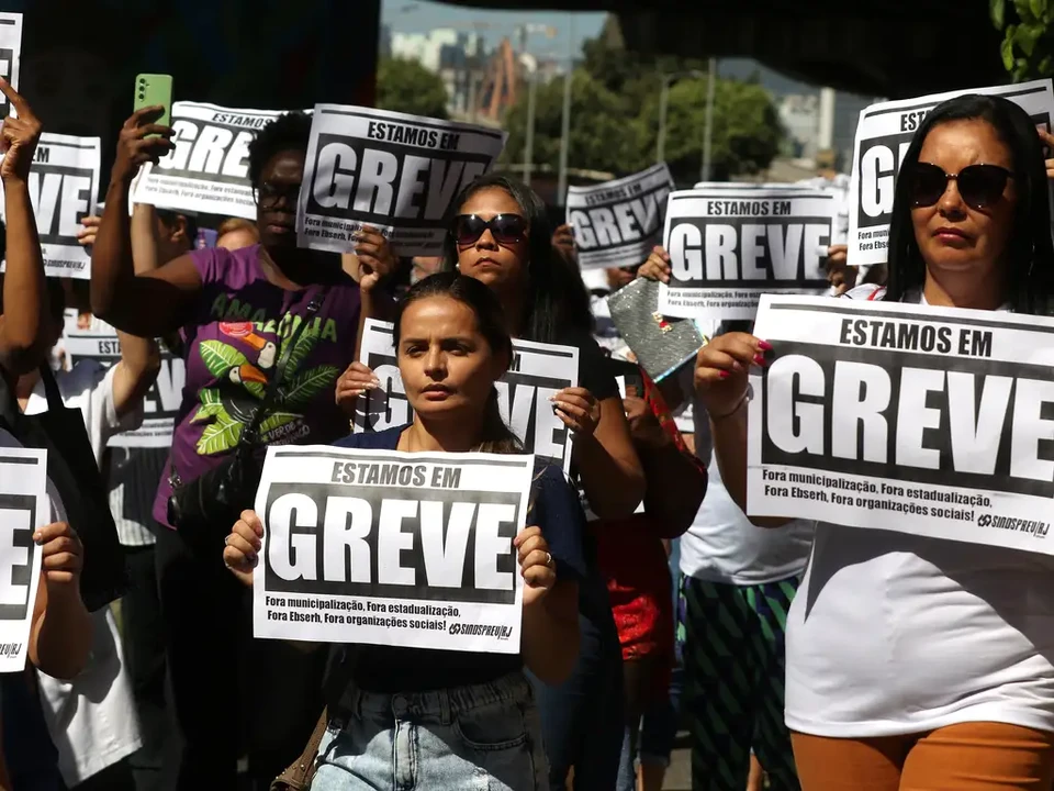 Categoria est em greve desde o dia 15 de abril (foto: Tnia Rgo/Agncia Brasil)