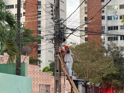 Caminho derruba poste e deixa moradores sem energia no bairro da Torre, no Recife (Foto: Reproduo/Whatsapp)