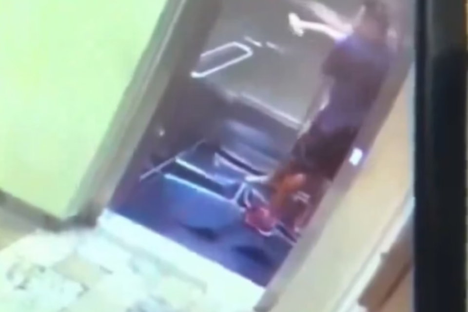 Momento em que Cueva bate na sua ex-esposa no elevador
 (Crdito: Reproduo)