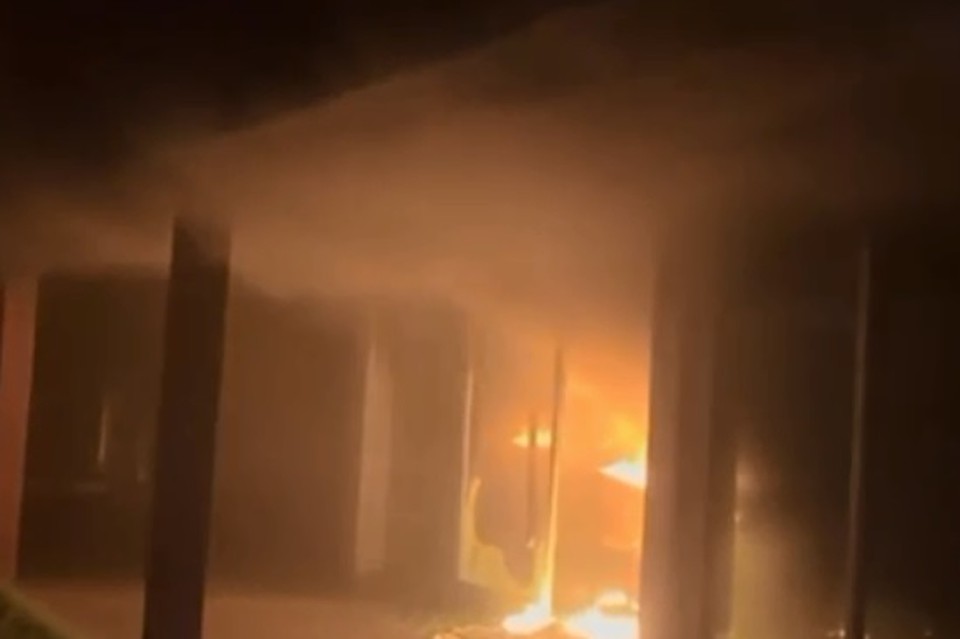 Casa foi incendiada em balnerio  (Foto: reproduo/ Redes Sociais )