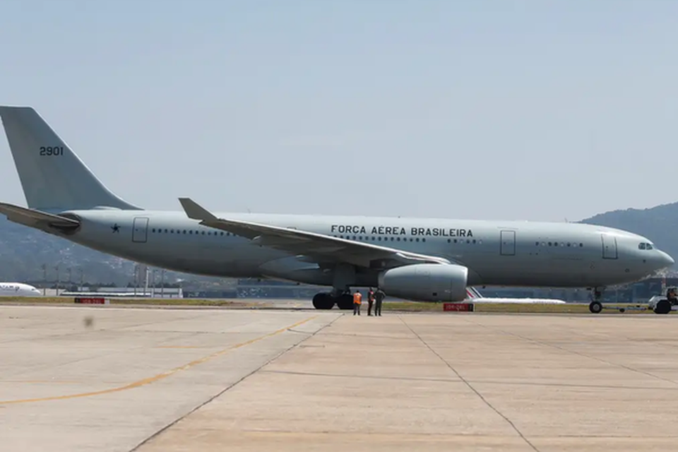 Aeronave KC-30, da Fora Area Brasileira, tem sido utilizada nos voos de repatriao (Crdito: Agncia Brasil)