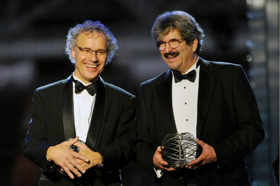 A Escola de Medicina e Bilogo do Desenvolvimento da Universidade de Massachusetts, Victor Ambros, e o Professor da Escola de Medicina de Harvard e Bilogo Molecular Gary Ruvkun falam no palco durante a Cerimnia de Premiao do Prmio Breakthrough (
Crdito: STEVE JENNINGS / GETTY IMAGES NORTH AMERICA / GETTY IMAGES VIA AFP)