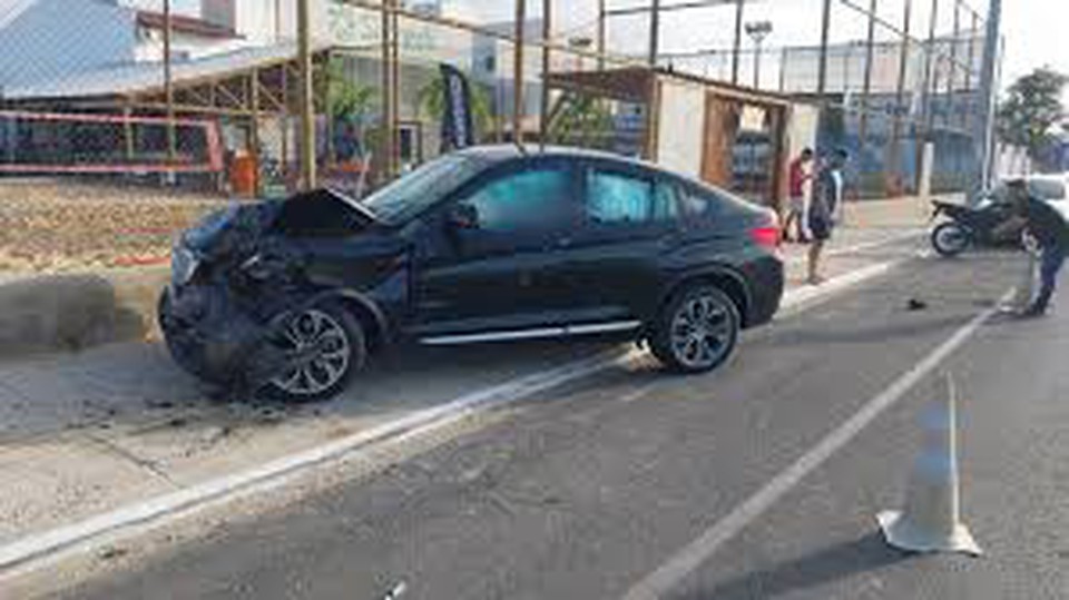 Carro de empresario assassinado bateu na orla de Petrolina  (Foto: Redes Sociais )